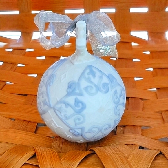 2005LLADRO XMAS BALL, CLASSIC YEARLY COLLECTIBLE PORCELAIN DECORATION - Picture 2 of 6